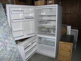20 cubic foot AMANA  refrigerator....bottom freezer....glass shelves