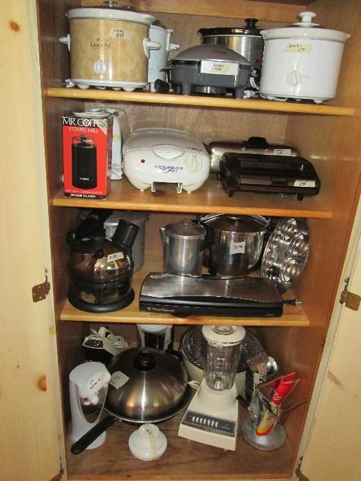 Many kitchen small appliances, etc