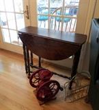 Gate leg table