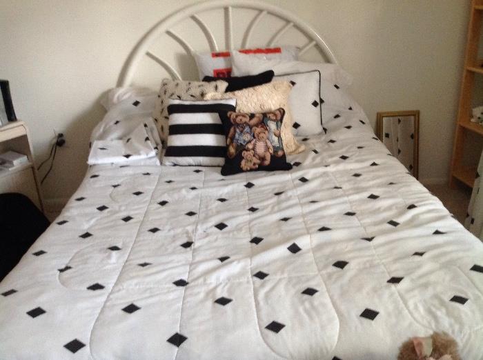 White Contemporary Full/Queen Bed