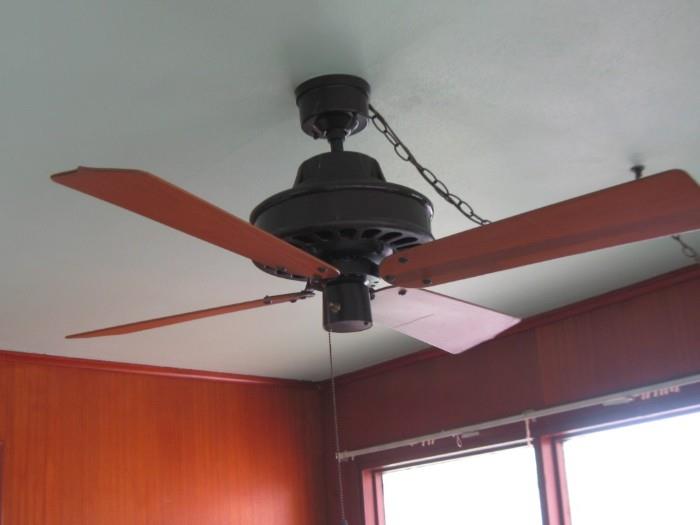 CEILING FAN WITH WALL PLUG IN