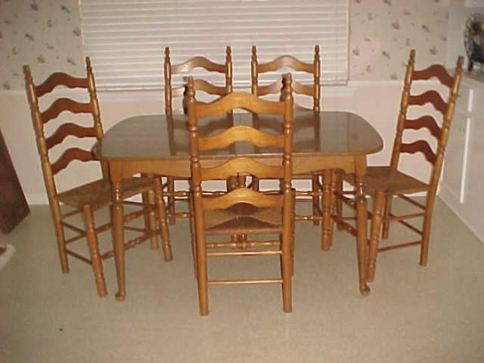 Dining Table w/5 Chairs & 2 Leaves