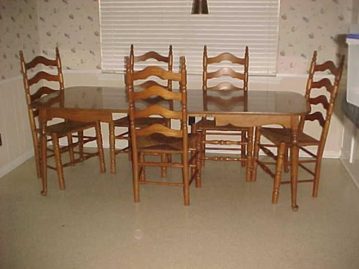 Dining Table w/5 Chairs & 2 Leaves