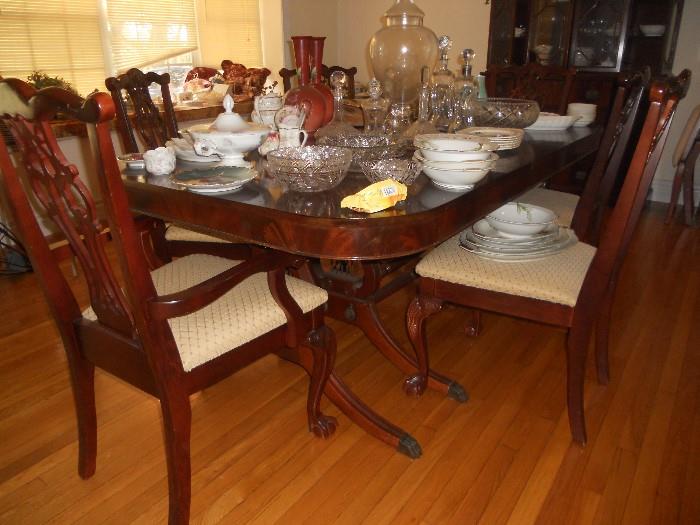 Duncan Phyfe style Lyre table in excellent condition with 6 chairs