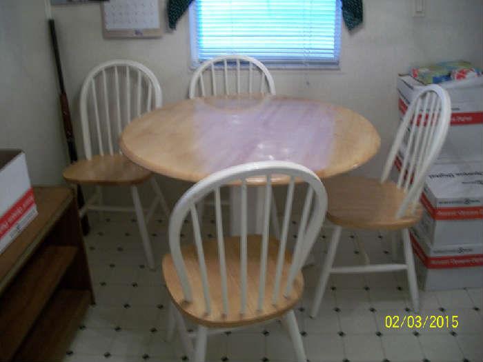 Round kitchen table and 4 chairs