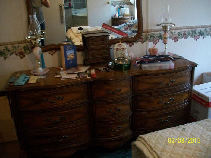 Broyhill 9 drawer dresser with mirror 