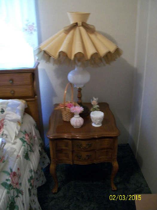 End table , vintage lamp , fenton vase.