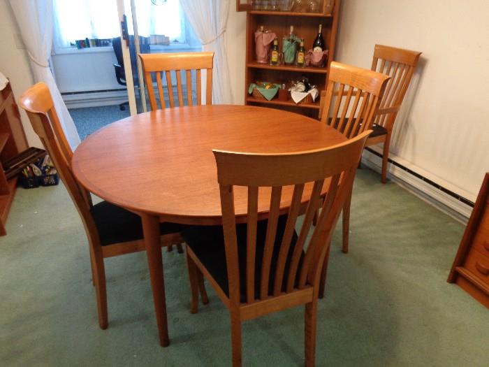 Dining set: Table w/2 leafs and 6 chairs (2 arm chairs)