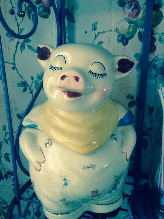Vintage Pig cookie Jar "Smiley"