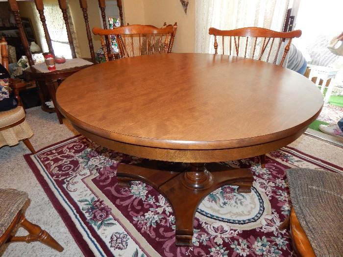 Kilng Dining room table - 48" round, extends to 96" - 4 chairs