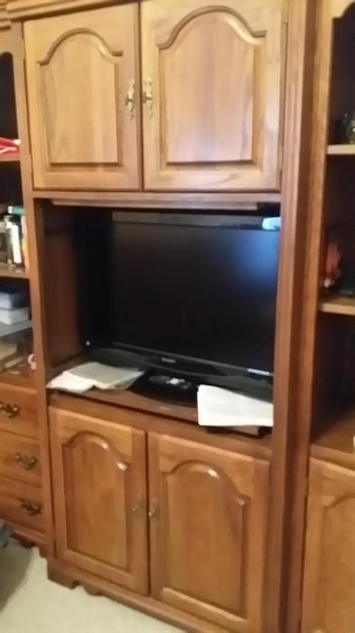 32" Samsung flat screen tv 
Oak cabinet