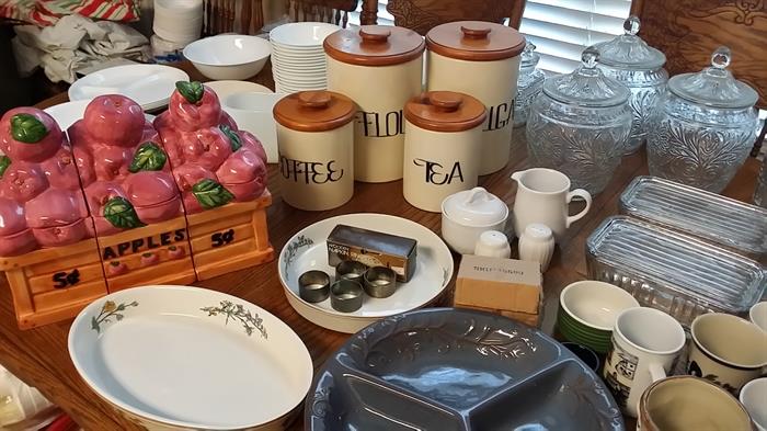Glass and ceramic storage pieces
Woodhill bakeware