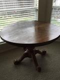 Beautiful oak round table. 