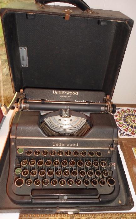 Underwood manual typewriter with case in GREAT condition.