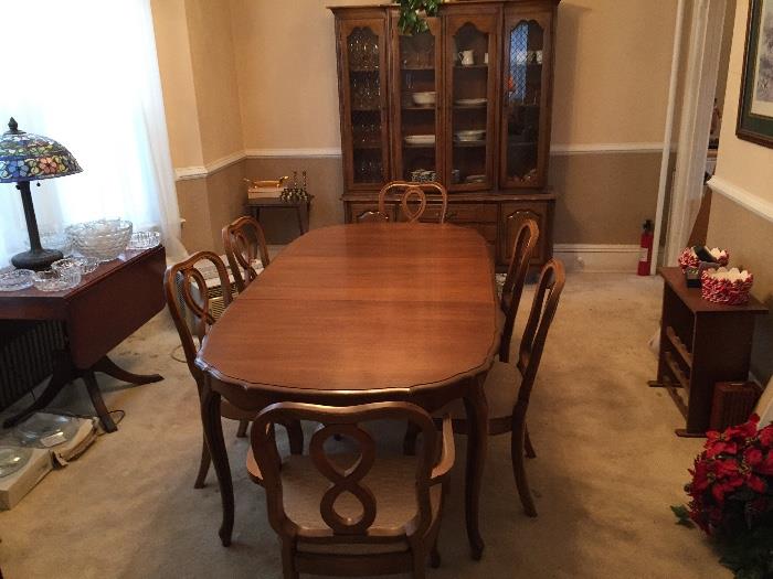 Beautiful Dining room table W/ 6 chairs w/ extra leaves and padding $350.00.  Excellent condition