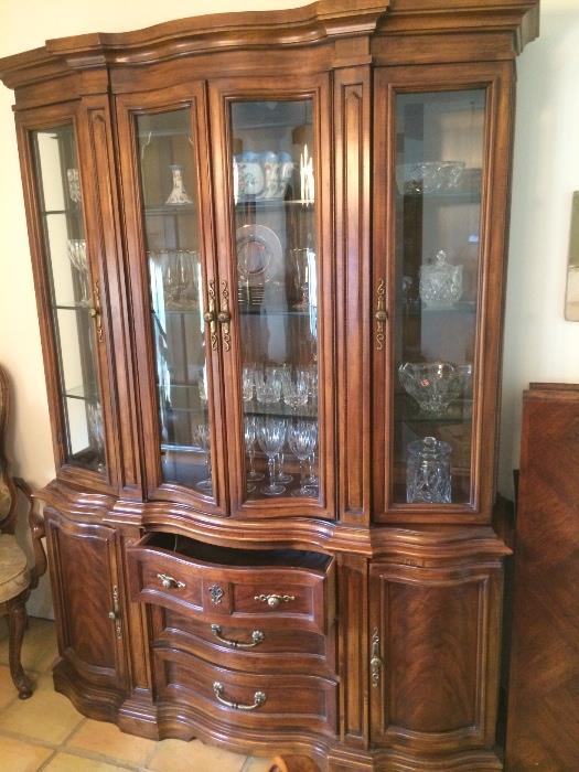 Lovely solid wood lit china cabinet. There is a matching dining room table. 