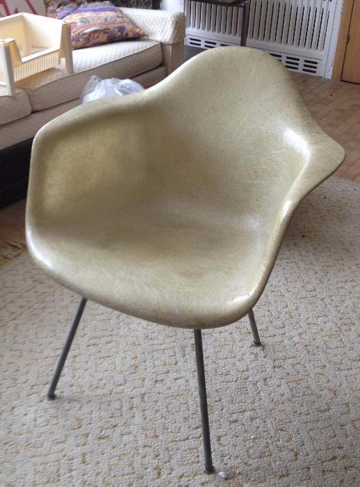 Eames/Herman Miller fiberglass chair