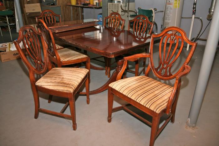 Beautiful Duncan Phyfe style table with leaf, pads, 4 side chairs & 2 arm chairs 