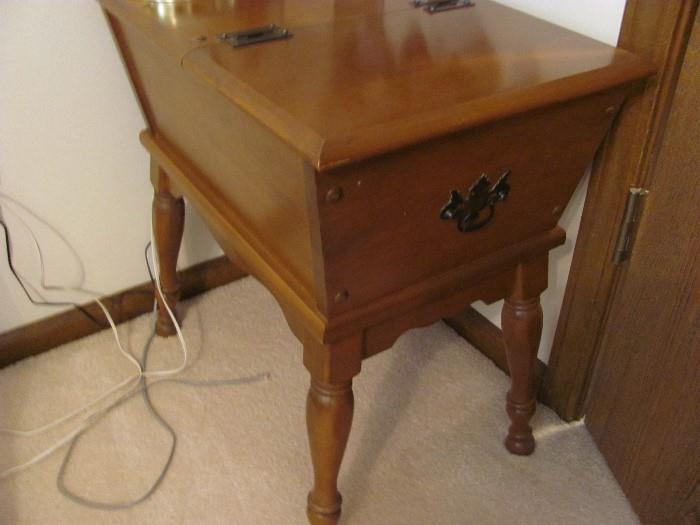Maple lift top end table