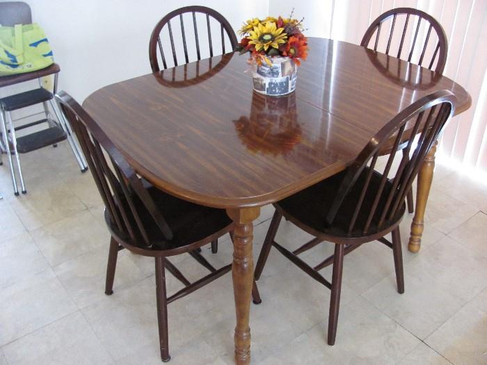 5pc wood casual dining set with table extension leaf