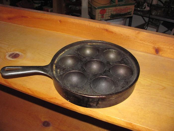 Griswold Aebkeskiver Danish apple cake/ egg poacher cast iron pan