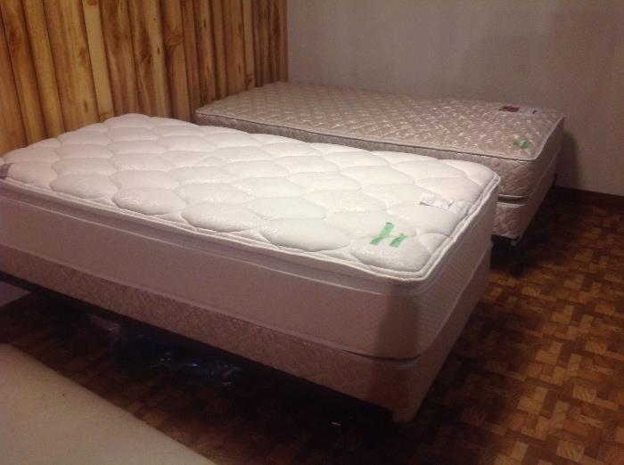 Pillow top twin mattress set