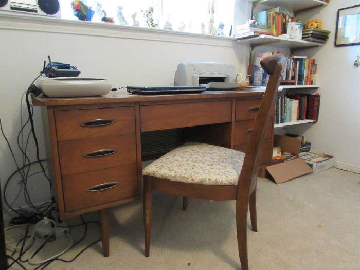 Broyhill Sculptra Desk with chair