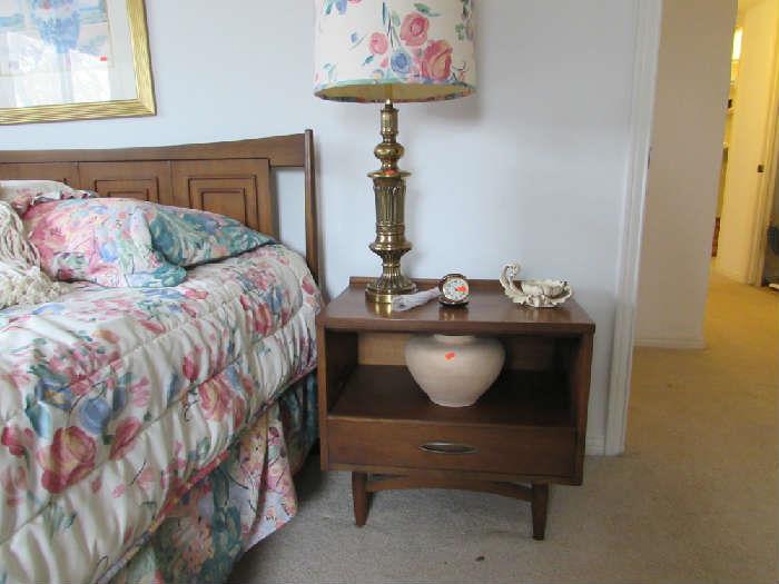 Another pair of Broyhill Sculptra night stands