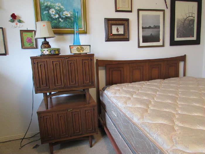 Pair of Broyhill Sculptra night stands and Queen bed