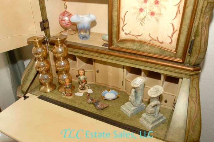 Candlesticks and accessory pieces.