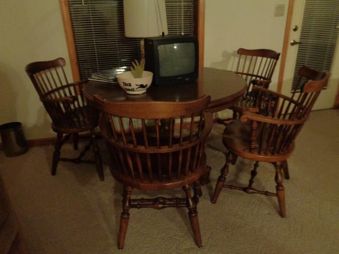 dining set w/round table & 4 chairs