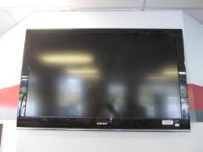 Samsung 46" Flat Screen Television with Remote & Wall Mount Included