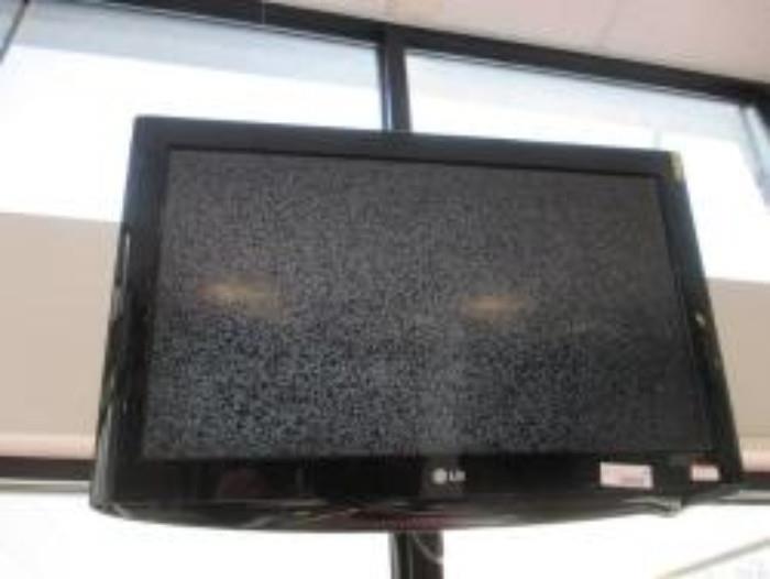 LG 32" Flat Screen Television with Remote & Wall Mount 