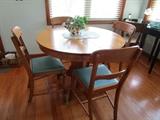 Wonderful Oak table and 4 chairs