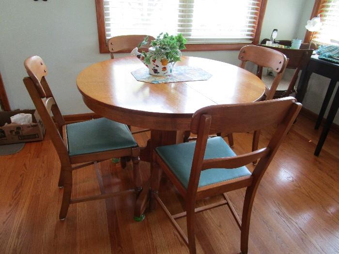 Wonderful Oak table and 4 chairs
