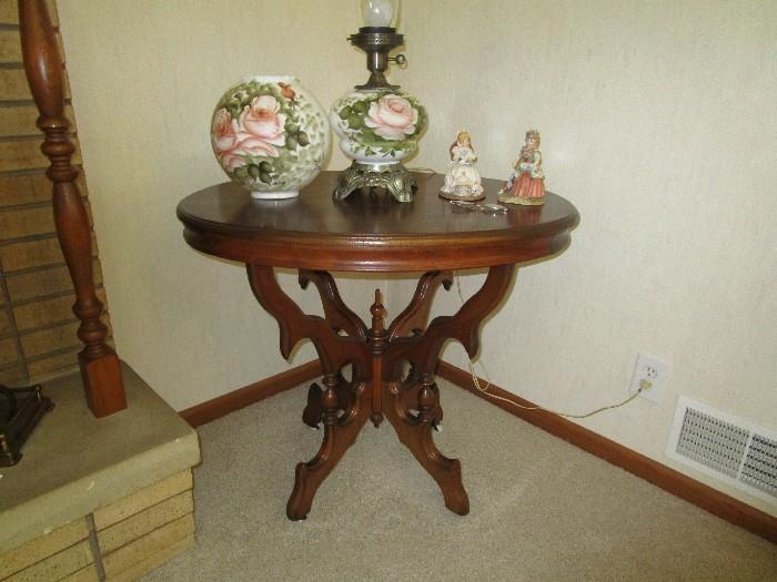 Walnut Vicgtorian Table