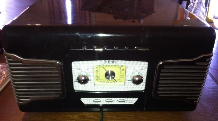 Retro TEAC Model SL-A100 AM/FM Radio w/ Turntable System 