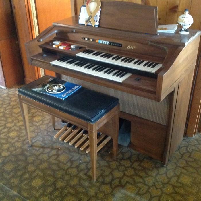Organ - WORKS !!  $ 150.00