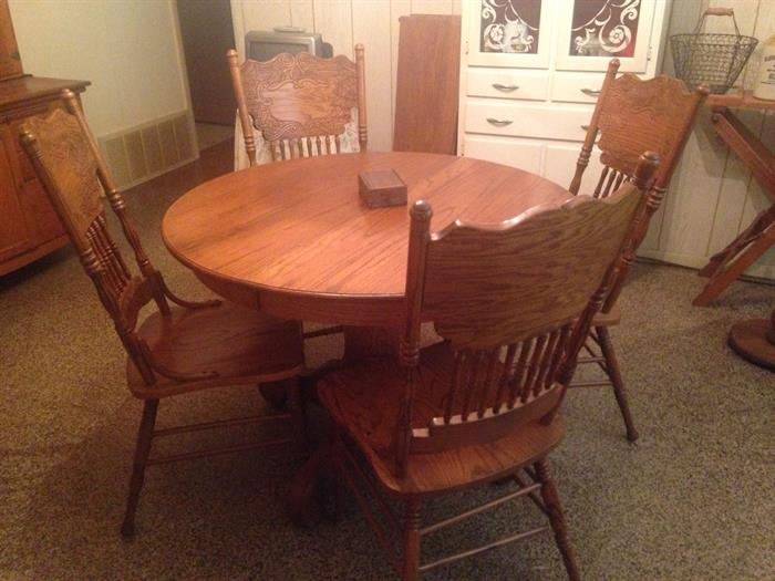 Antique oak dining table with 4 chairs and 2 leaves