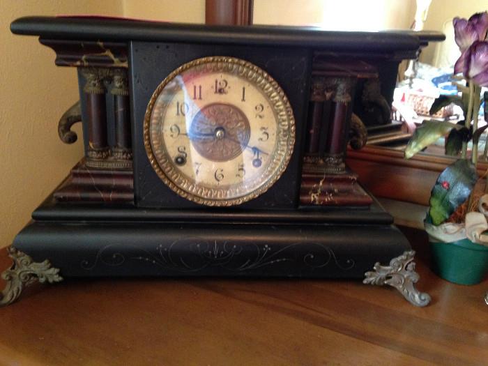 1901 Antique mantle clock, working with key
