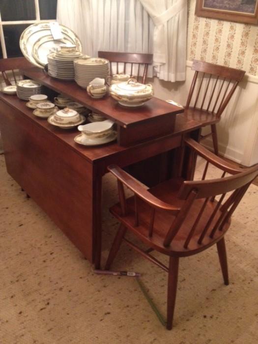 Fabulous Willets Dining Set with Dropleaves, extra leaves and 