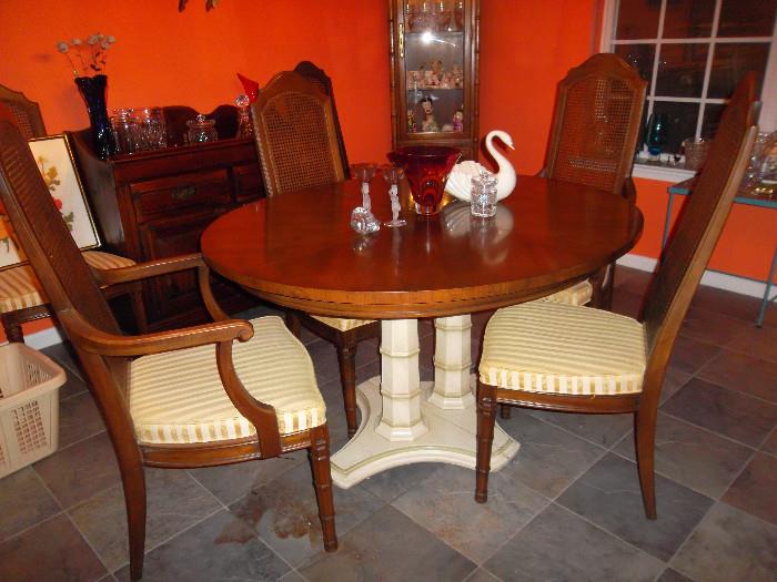 FLINT & HORNER oval pedestal base dining table with 2 - 18" leaves & 6 chairs