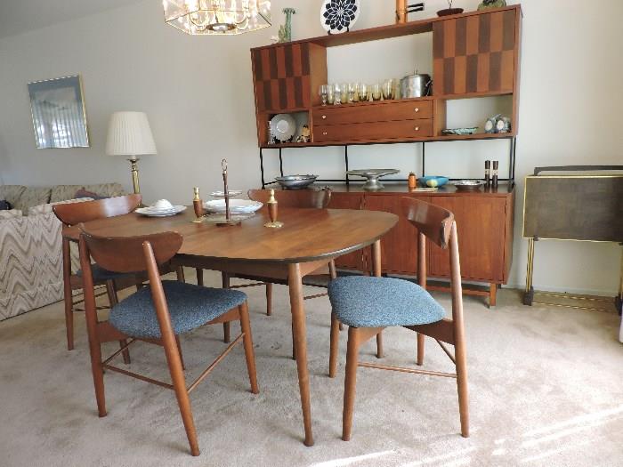 Stanley Furniture Co. dining table, with four side chairs and two armchairs