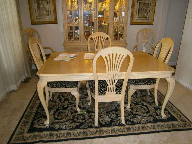 MAHOGANY TABLE AND 6 CHAIRS WITH PADS AND TWO LEAVES