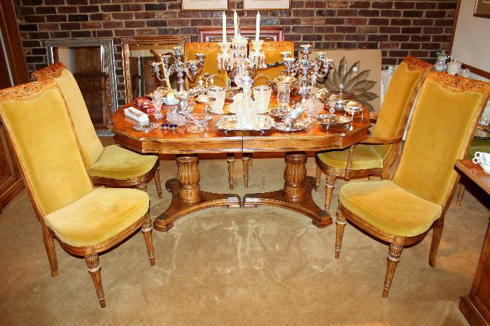 Gorgeous Hibriten Bernhardt dining table with 2 leaves and 8 chairs