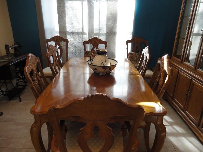 Dinning Room set with 8 chairs 68 long x 41 w 