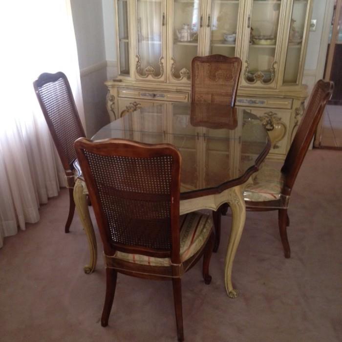 Hand carved solid wood dining table w. 4 chairs / 2leaves / matts and option take protective glass.