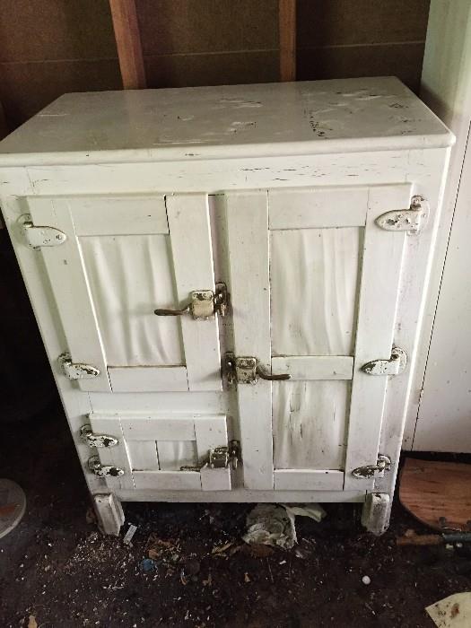 Vintage Ice Box in good condition