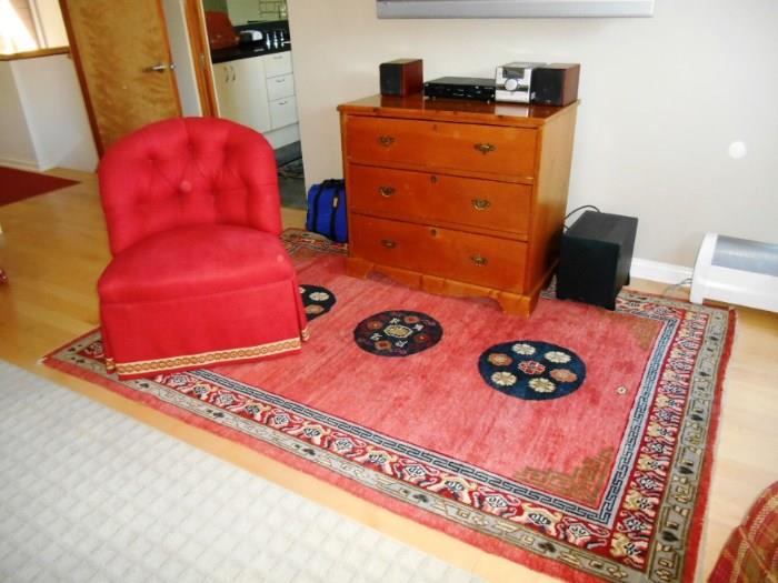 Some Really nice RUGs here - Sorry the owner just pulled this pink chair :o(