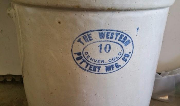 Very nice Western Pottery MFG crock.